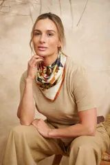 Remera de hilo fino color beige.