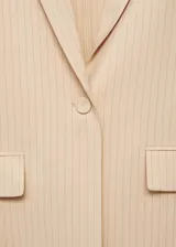 Blazer color beige con rayas verticales finas, cuello con solapa de muesca, corte recto, cierre frontal con botón, dos bolsillos con solapa y mangas largas con puños abotonados.