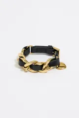 Pulsera de cuero negro con cadena dorada y dije colgante en forma de corazón.