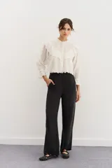 Pantalón sastrero negro de calce recto, con cierre y botón con pretina, bolsillos laterales y trasero.