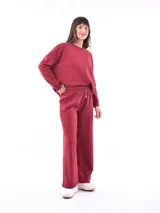 Pantalón de jogging color bordó, de corte ancho y cintura elastizada con cordón de ajuste.