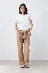Remera color crudo de algodón, de corte recto y manga corta, con bordados calados en el escote.
