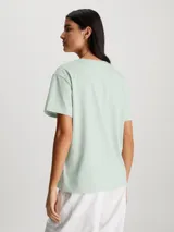 Remera celeste de algodón orgánico, corte slim, cuello redondo, manga corta y etiqueta con micrologo de Calvin Klein en el pecho.