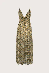 Vestido largo con estampado de hojas en tonos ocre, negro y blanco. Presenta escote en V profundo con ajuste de cordón bajo el busto, tirantes delgados ajustables y abertura frontal en la falda.
