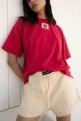 Remera oversize blanca con estampado en la espalda que dice "Sunset Clap Club uruguayan members only".