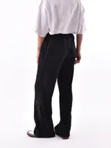 Pantalón de jogging negro de corte recto con cintura elástica ajustable con cordón y detalle de encaje en los laterales.