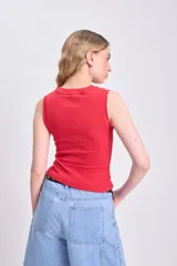 Musculosa roja de tejido rib con cuello redondo y sisas anchas.