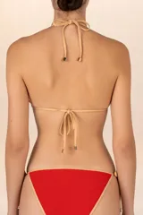 Top de bikini triángulo rojo con ribetes color crema, confeccionado en lycra texturizada y con copas removibles.