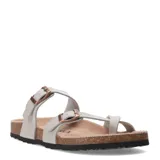 Sandalias Birkenstock de cuero sintético color blanco, con hebillas ajustables y plantilla anatómica.