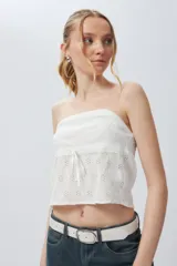 Top strapless negro con bordado y diseño ajustado al cuerpo.