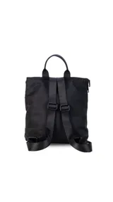 Mochila negra de nylon capitoneada con bolsillo principal con cierre, dos bolsillos frontales con cierre y asa superior.