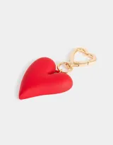 Llavero con dije de corazón rojo y mosquetón dorado en forma de corazón.