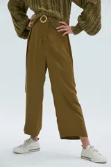 Pantalón verde militar de crepé georgette, tiro alto, corte recto y largo cropped. Cintura elastizada en la espalda y lazo para ajustar.