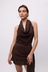 Top marrón con tiras en el cuello para regular el drapeado, confeccionado en tela plisada.