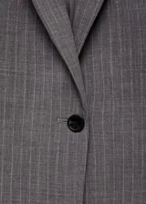 Americana gris de corte recto con estampado de rayas y solapas clásicas.