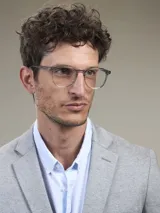 Blazer azul marino de corte clásico con solapas de muesca, cierre de dos botones, bolsillo en el pecho y bolsillos laterales con solapa.