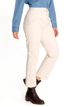 Pantalón de pierna recta color ladrillo, tiro alto y bolsillos estilo carpintero. Confeccionado en algodón orgánico.