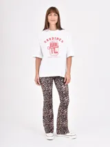 Remera rosa de corte holgado con estampado frontal que dice 'Los Angeles Malibu CA' en azul y naranja.