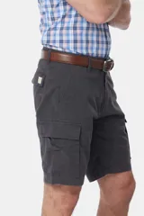 Bermuda cargo color gris oscuro, con bolsillos laterales y traseros con solapa. Incluye cinturón de cuero marrón.