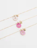 Set de 3 collares dorados para compartir con dijes esmaltados de dona: una blanca con confites de colores, una rosa con rayas y una rosa con forma de gato.
