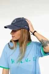Gorra marrón de algodón con visera curva y bordado frontal con la palabra "HAHA" repetida en círculo.
