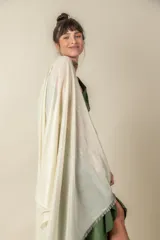 Chal italiano color champagne con hilos plateados y terminación de flecos.