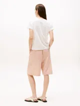 Remera blanca de algodón texturizado con mangas cortas con dobladillo.