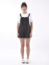 Mono corto negro con breteles regulables y botones de madera.