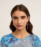 Caravana asimétrica plateada con aro, colgante de estrella con strass y piercing con spikes y strass. Cierre por tornillo.