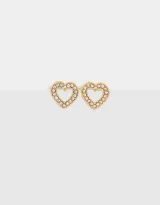 Par de aros pasantes dorados con forma de corazón calado y strass incrustados.