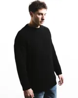 Sweater negro de punto con cuello redondo y corte holgado. Diseño con motivo de zurcido en la manga izquierda.