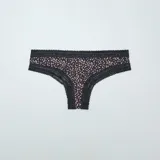 Pack de tres braguitas brasileñas de microfibra con cintura de encaje: una negra con estampado de lunares rosas, una negra lisa y una con estampado de camuflaje en tonos verde y negro.