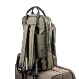 Mochila verde de poliéster con diseño rectangular y gran capacidad. Tiene acceso con cierre, dos bolsillos externos con cierre, un bolsillo interno con cierre y dos bolsillos internos abiertos. Las correas son regulables y las asas fijas. El interior es de tela de algodón y poliéster.