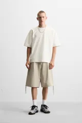 Camiseta negra de corte cuadrado, con cuello redondo, mangas cortas y efecto lavado.