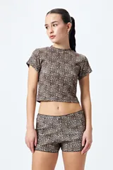 Short negro de punto con textura acanalada.