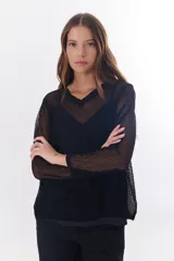 Sweater de punto calado color camel, con escote en V y mangas largas.
