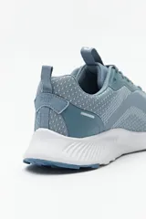 Zapatillas deportivas negras de tela transpirable con cordones a tono y suela blanca de 3cm de alto.