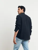 Camisa de lino color beige, de cuello mao y manga larga.