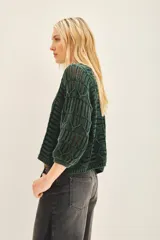 Sweater tejido de algodón color marrón claro, con escote en V y mangas 3/4 amplias.