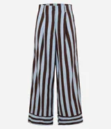 Pantalón de cintura alta, confeccionado en tricolina de algodón, con cierre tradicional, pliegues y rayas verticales en azul claro y marrón.