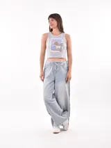 Musculosa gris con estampado de una escena de playa con una palmera y el texto "Sunshine Surf".