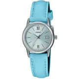 Reloj Casio analógico para mujer, caja redonda plateada, esfera plateada con números romanos en XII y VI, e indicadores de hora en bastón. Posee ventanilla de fecha a las 3. La correa es de cuero color celeste claro.