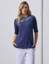 Remera azul con mangas 3/4 y detalle bordado en el escote.