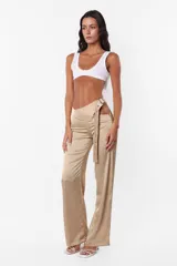 Microtop musculosa sin mangas, confeccionado en microfibra pesada con terminaciones en collareta ancha en escote, contorno inferior y sisas. La parte más angosta de la prenda responde al delantero. Se puede usar de ambos lados, reversible.