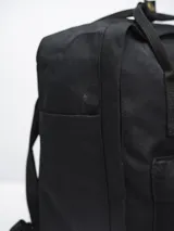 Mochila negra de poliéster con revestimiento de PU, con dos asas de mano y correas ajustables para los hombros. Tiene un compartimento principal con cierre, un bolsillo frontal con cierre y dos bolsillos laterales abiertos.