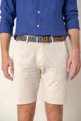 Bermuda color beige claro de lino y algodón, corte clásico, con bolsillos laterales y traseros.
