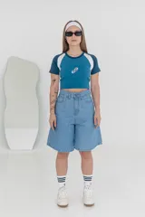 Remera corta azul con mangas y cuello en azul oscuro, con logo estampado en el centro.