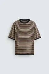 Camiseta regular fit de punto tejido con hilatura de algodón. Tiene cuello redondo, manga corta y acabados en rib.