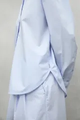 Camisa celeste de lino, de corte recto y manga larga.