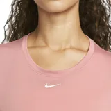 Remera de entrenamiento de Nike, diseñada para actividades deportivas con telas suaves y transpirables.